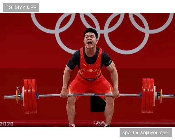 石智勇穿西装走球场那一刻,我还以为他要开发布会呢! 石智勇穿西装走球场那一刻,我还以为他要开发布会呢!